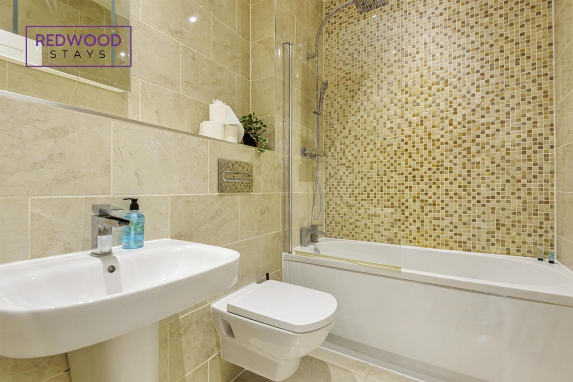 1 Bed 1 Bath Town Center Apartments For Corporates & Contractors, Wifi, Netflix And Parking On Selected Units By Redwood Stays オールダーショット エクステリア 写真