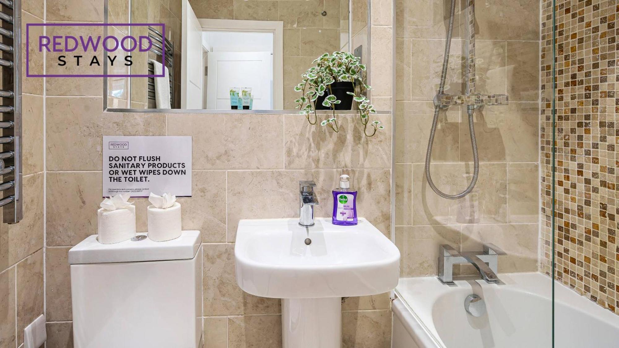 1 Bed 1 Bath Town Center Apartments For Corporates & Contractors, Wifi, Netflix And Parking On Selected Units By Redwood Stays オールダーショット エクステリア 写真